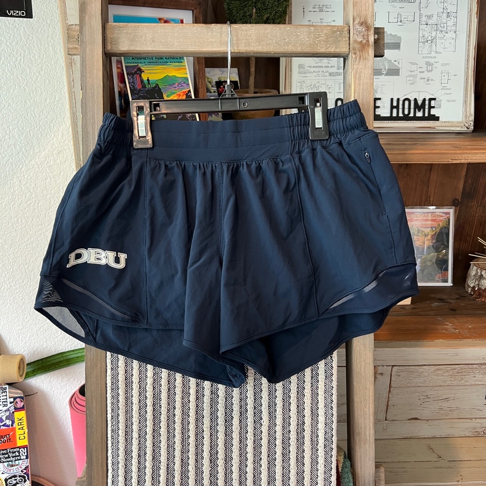 Lululemon women’s DBU college hotty hot 4” inseam shorts size 10